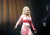 Třpytky, vysoké podpatky a obří blond vlasy. Dolly Parton nikdy nechtěla být módní ikonou, přesto se jí stala